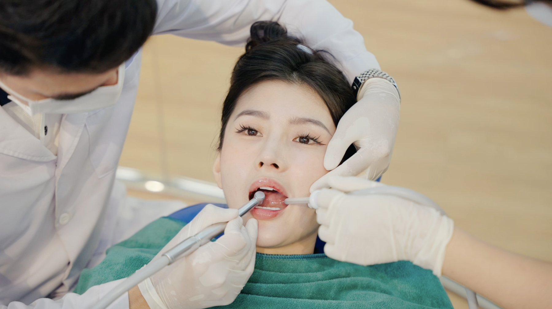 Nụ cười tinh tế hơn khi nhìn gần